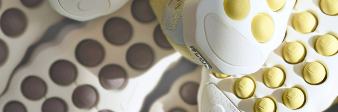 Nike Mind 002 Flyknit en coloris Light Bone et Sanddrift, semelle à nodules en mousse