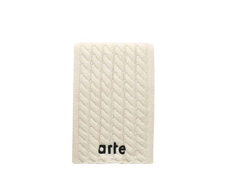 Arte Textured Logo Scarf Cream — bufanda unisex crema logo texturizado