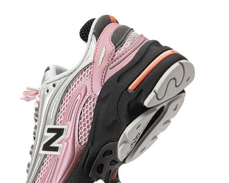 New Balance 1000 Pink Taffy vista lateral — silueta trail cuero rosa taffy