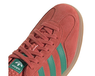 Adidas Gazelle Indoor Preloved Scarlet vista lateral — detalle pana y Court Green