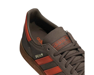 Adidas Handball Spezial Cargo Brown vista lateral — paneles naranja Gold Metallic