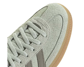 Adidas Handball Spezial Linen Green vista lateral — parte superior ante natural