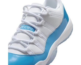 Air Jordan 11 Retro Low University Blue vista laterale — tomaia pelle verniciata blu university