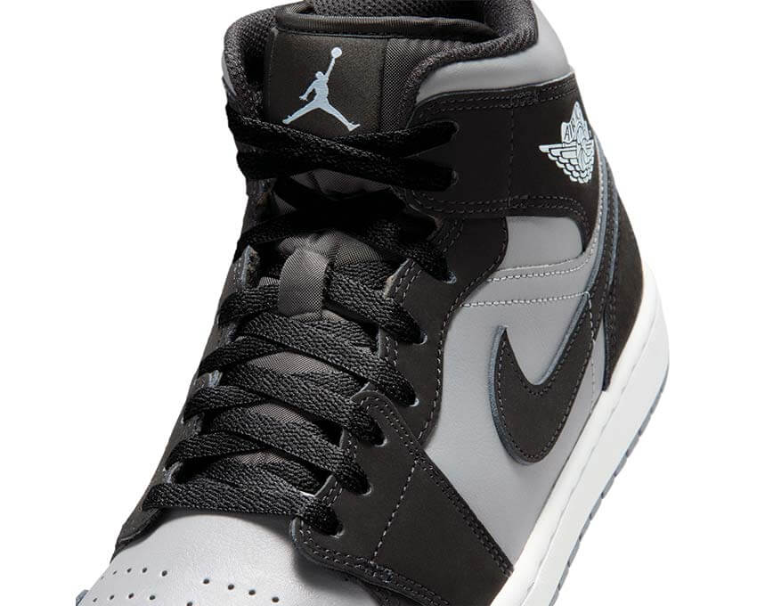 Air Jordan 1 Mid Black vista laterale — tomaia pelle nera triple black