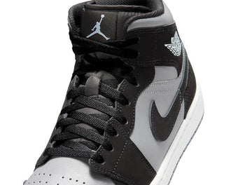Air Jordan 1 Mid Black vista lateral — parte superior cuero negro triple black