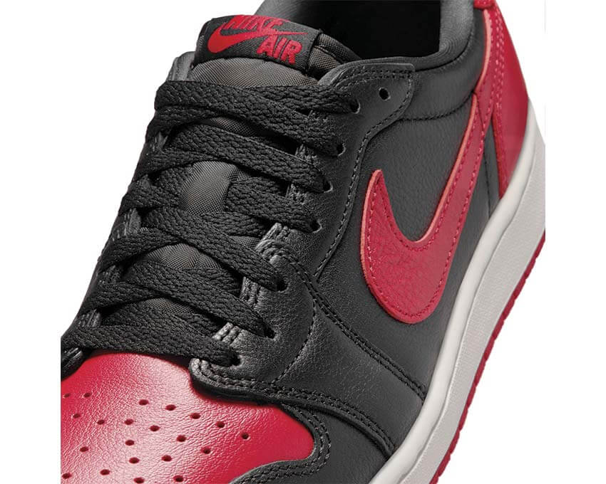 Air Jordan 1 Retro Low OG Banned vista laterale — tomaia in pelle nera e rossa Banned
