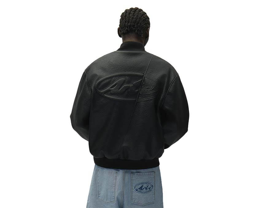 Arte Leather Varsity Jacket dettaglio — logo ricamato e finitura in pelle
