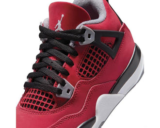 Jordan 4 Retro PS Toro Bravo vista laterale — pelle rossa Cement Grey Jordan 4 bambini