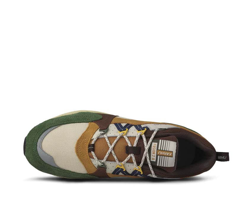 Karhu Fusion 2.0 Douglas Fir dettaglio — logo Karhu