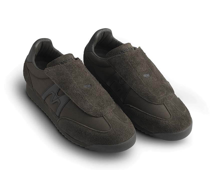 Karhu Mestari Slip-On Chocolate vista laterale — mesh cioccolato senza lacci
