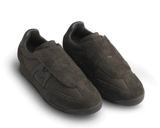Karhu Mestari Slip-On Chocolate vista lateral — mesh chocolate sin cordones