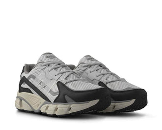 Karhu Super Fulcrum Jet Black vista lateral — ante y mesh negro