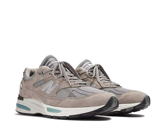 New Balance 991v2 Made in UK Silver vista lateral — parte superior premium de ante y malla