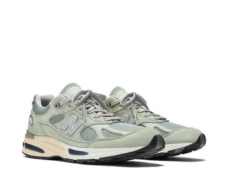 New Balance 991v2 Sea Grass vista lateral — parte superior ante verde fabricada en UK