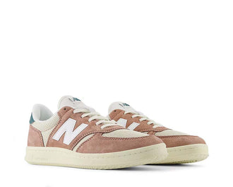 New Balance T500 Landslide/Linen/New Spruce vista lateral — parte superior de cuero y lona ligera