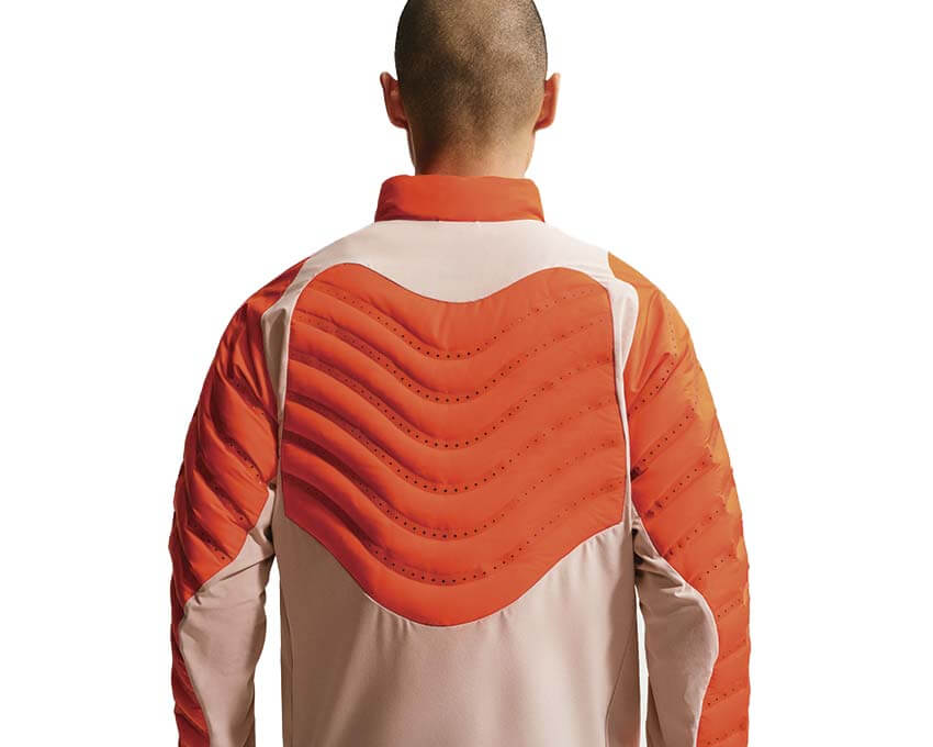 Nike ACG Lava Loft Safety Orange vista posteriore — giacca outdoor arancione isolata uomo