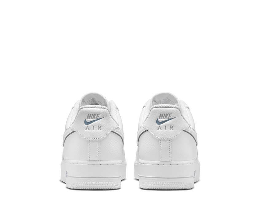 Nike Air Force 1 07 LV8 White Metallic dettaglio — swoosh metallico argentato
