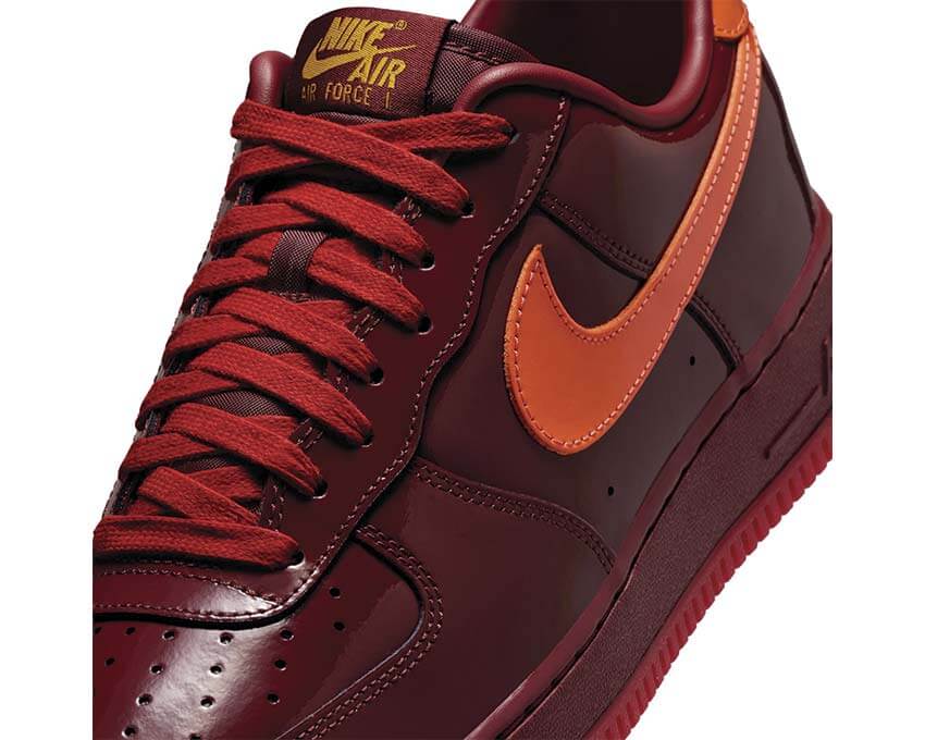 Nike Air Force 1 Low Dark Team Red vista laterale — tomaia in pelle verniciata