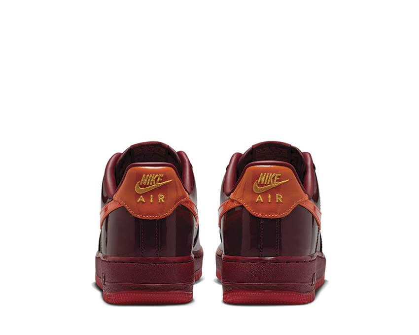 Nike Air Force 1 Low Dark Team Red dettaglio — pelle verniciata rossa lucida
