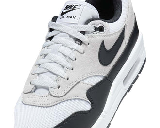 Nike Air Max 1 Essential vue latérale — cuir et daim blanc noir