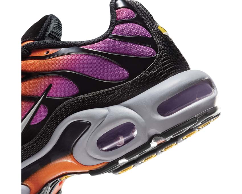 Nike Air Max Plus Black / Photon Dust - Total Orange DM0032-014