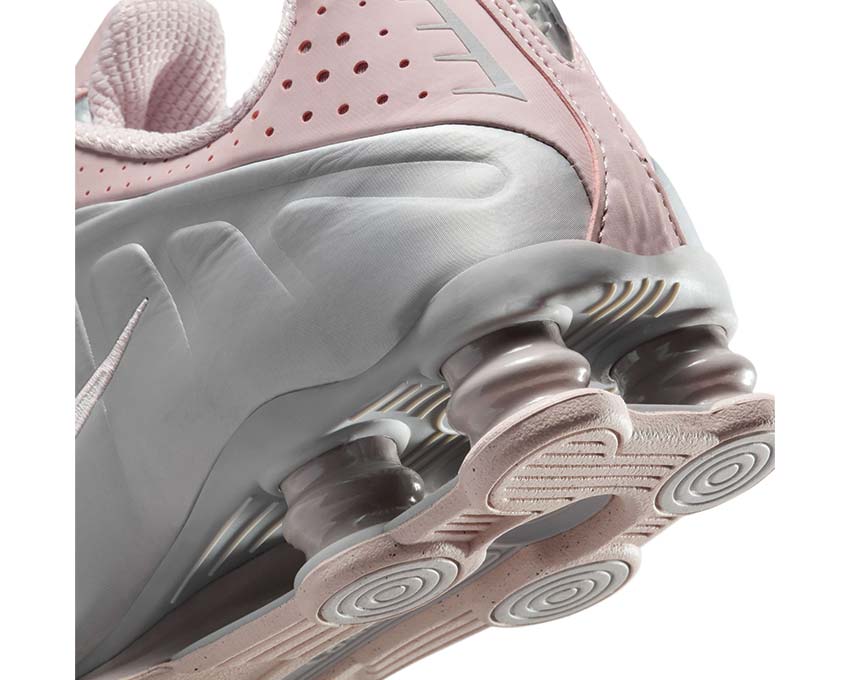 Nike Shox R4 Barely Rose / MTLC Platinum AR3565-600