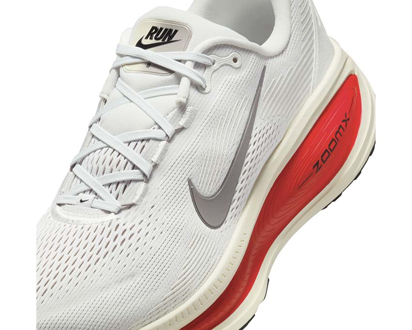 Nike Vomero 18 Platinum Tint / MTLC Pewter - Siren Red HM6803-001