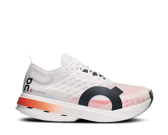 On Cloudboom Strike White/Black — racing carbono competición zapatilla running hombre