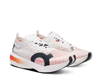 On Cloudboom Strike White/Black vista lateral — perfil racing carbono