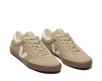 Veja Panenka Suede Taupe vista lateral — ante taupe tenis