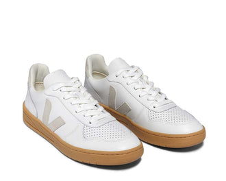 Veja V-10 Leather Extra White Natural vista laterale — pelle liscia bianca naturale