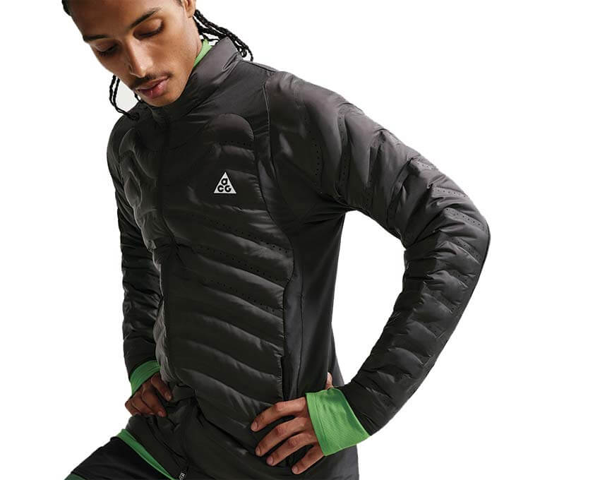 Nike ACG Lava Loft Black vista posteriore — giacca outdoor isolata nera uomo