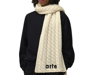 Arte Textured Logo Scarf Cream vista lateral — bufanda crema textura logo