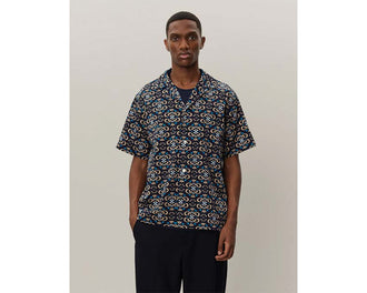 Les Deux Hendrix AOP SS Shirt Dark Navy vista lateral — motivo AOP espalda