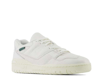 New Balance 550 Sea Salt vista lateral — parte superior cuero con detalle bordado
