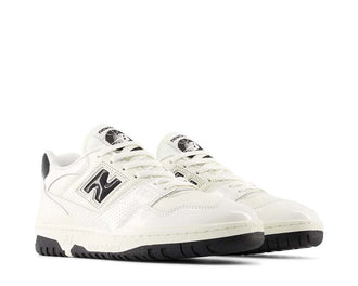 vista lateral — New Balance 550 Patent cuero charol sea salt negro