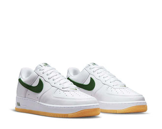 Nike AF1 Low Retro QS White University Gold vue latérale — cuir blanc Gum