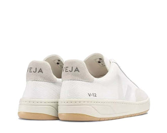 Veja V-12 White/Natural vista laterale — mesh riciclato bicolore