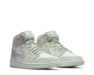 Jordan Air Jordan 1 Mid W White Spruce Aura vista lateral — cuero blanco y verde Spruce