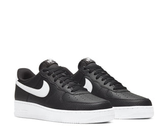 Nike Air Force 1 '07 Black vista lateral — parte superior cuero grano completo negro
