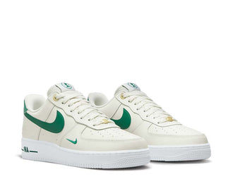 Nike Air Force 1 '07 LV8 Sail Malachite White Metallic Gold vista lateral — cuero premium