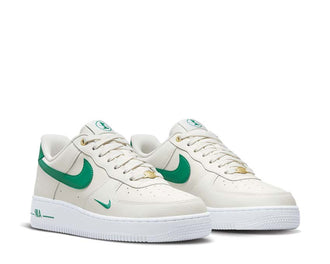 Nike Air Force 1 '07 SE W Sail Malachite White Metallic Gold vista lateral — cuero y detalles dorados