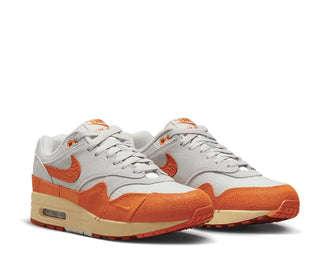 Nike Air Max 1 Wmns Light Bone Magma Orange Neutral Grey vista lateral — mesh y cuero