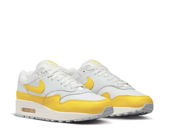 Nike Air Max 1 W Photon Dust Tour Yellow vista lateral — mesh y cuero mujer