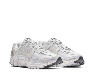 Nike Zoom Vomero 5 SP Vast Grey — vue latérale mesh et overlays gris